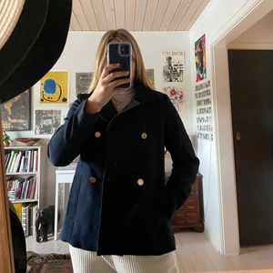 Marinblå kappa - Kappa från Holly and White by Lindex! Barnstorlek 158 men passar på mig som är annars xs/s!❣️