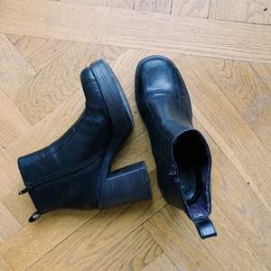 Säljer ett par boots med klack från Vagabond i svart läder då de tyvärr inte kommer till användning! ✨Den breda klacken gör skorna bekväma och sköna att gå i. Använda, men jag har varit noga med att smörja skorna och de är i gott skick! Lite repor på tårna finns dock, se bild. Storlek 38. 500 kr men pris kan gå att diskutera! 