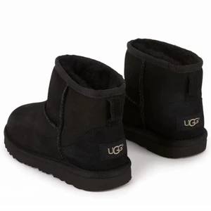Uggs - Säljer mina äkta Uggs eftersom jag inte använder dem längre! Har använt dem ungefär 1,5 år men fortfarande i bra skick. Kontakta mig för fler bilder💓💓 jag köpte dem för 1900kr! 