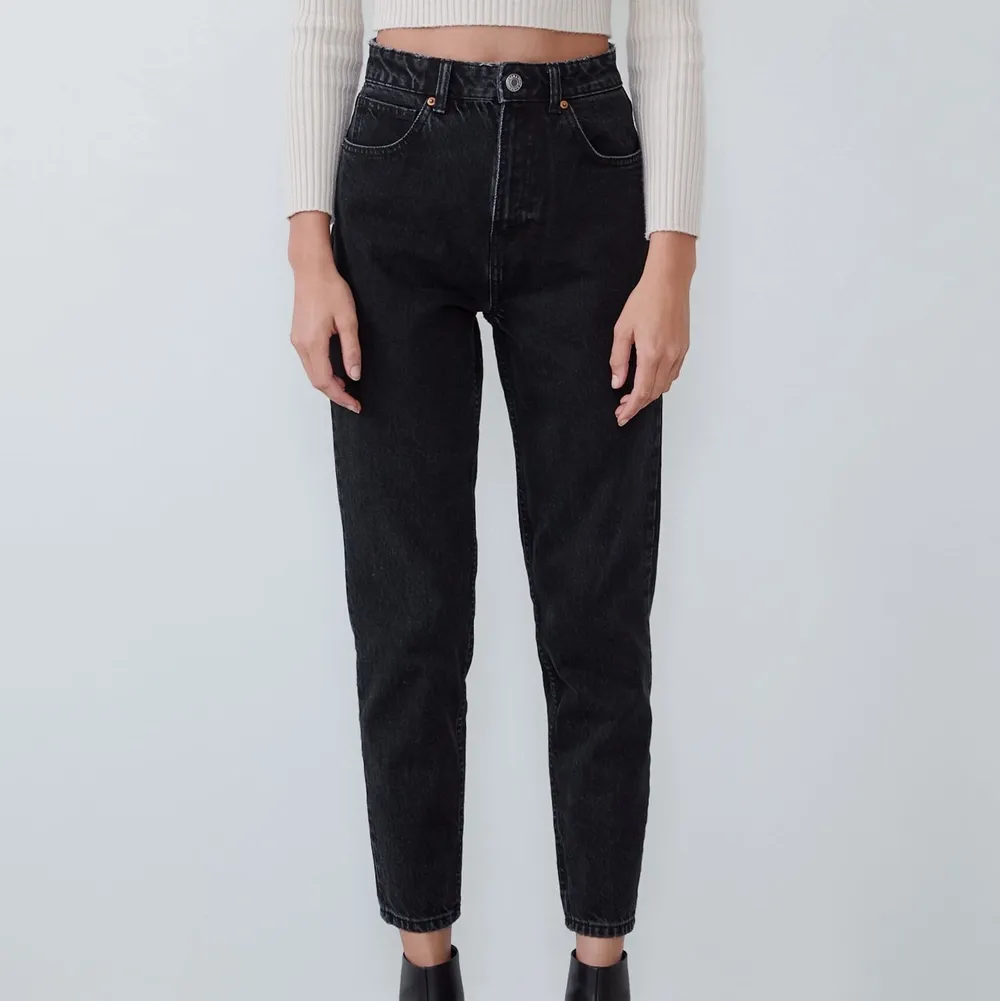 Svarta ”MAMMAJEANS” från Zara. Slutsålda på deras hemsida. Köpta för 349 kr. Skriv privat för fler bilder!! ⚠️Första bilden är från Zaras hemsida⚠️. Jeans & Byxor.
