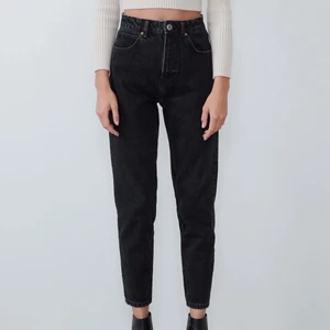 Mom jeans - Zara - Svarta ”MAMMAJEANS” från Zara. Slutsålda på deras hemsida. Köpta för 349 kr. Skriv privat för fler bilder!! ⚠️Första bilden är från Zaras hemsida⚠️