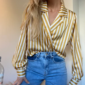 Karamell skjorta i silke! - Jätte snygg och skön skjorta/blus i silke från Bik Bok! Använd fåtal gånger :) 