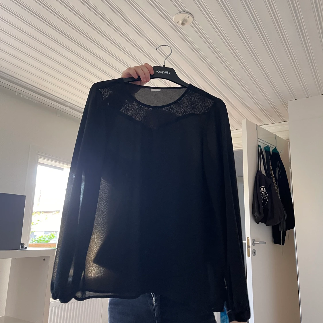 Klämmig, blus och en T-shirt i fint skik - 90