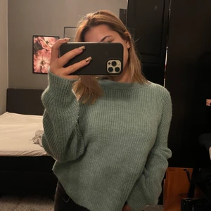 Stickad tröja  - Stickad tröja som inte har kommit till användning på ett bra tag. Tröjan är från chiquelle, de står tyvärr inte vilken storlek tröjan är i men passar mig som brukar ha S🥰