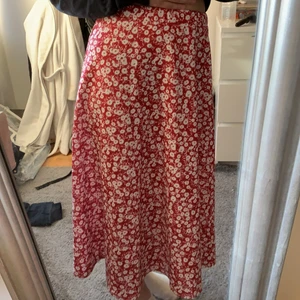 Röd blommig kjol från SHEIN - Denna är aldrig använd, den är från Shein men det är ändå bra material. Det är en röd kjol med vita blommor( den går nästan ner till fötterna). Den är i st xxs❤️‍🔥