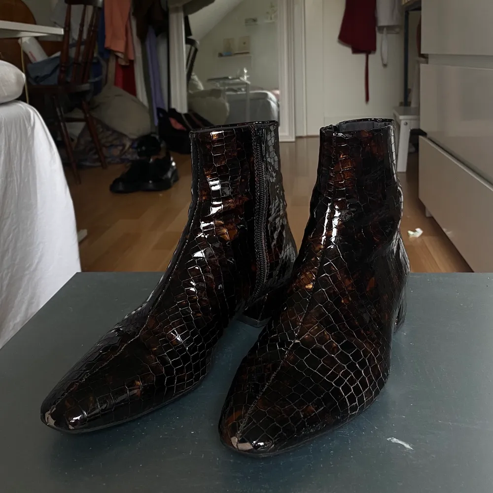 Ett par fräcka skor i croc-leather från Vagabond. Dem har blivit smått nötta framtill men om man bortser från det är dem i väldigt bra skick. Strl 40. Nypris ca 1000kr. Skor.