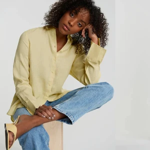 Linneskjorta ifrån gina  - Helt oanvänd linneskjorta ifrån ginatricot! (Lappen är kvar) Storlek 36. Nypris är 349kr. Jag säljer för 199kr.