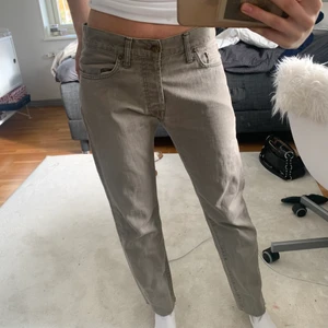 Gråa jeans - Gråa lågmidjade jeans! Köpta här på plick i vintras, säljer då jag har liknande. 32 i längd men tror de är lite avklippta. Jag på bilden har oftast 34-36 i jeans och är ca 170 cm❣️