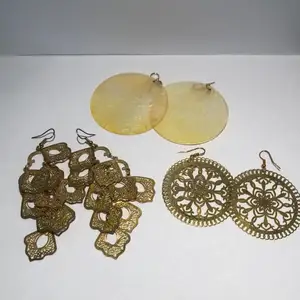 Tre pack örhängen i guld stil. Köpta i Grekland! Det ena paret är i pärlemor/korall stil!