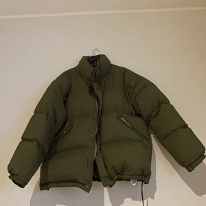 Vinterjacka - Säljer nu en snygg oversize grön vinterjacka i storlek xl. Väldigt lite använd så väldigt bra skick❤️‍🔥 leverans kan ske, köpare står för frakt!❤️‍🔥