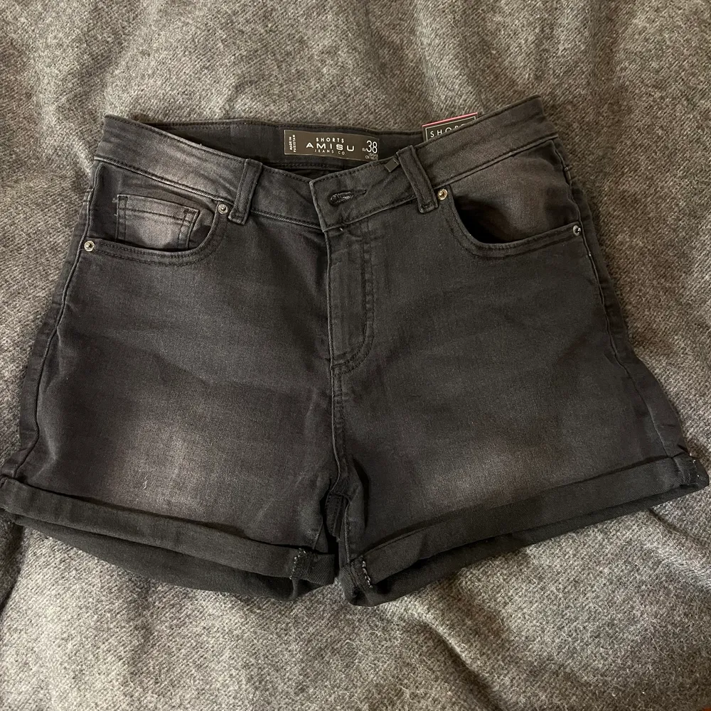 Oanvända svarta shorts i storlek 38, 50kr plus frakt. Shorts.
