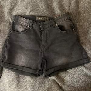Oanvända svarta shorts i storlek 38, 50kr plus frakt