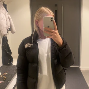 The north face jacka - Säljer min the north face jacka i modellen 1996 Retro Nuptse. Använd en säsong och är som ny i väldigt bra skick. Ordinarie pris 2639 och jag säljer den för 1800 + frakt💛