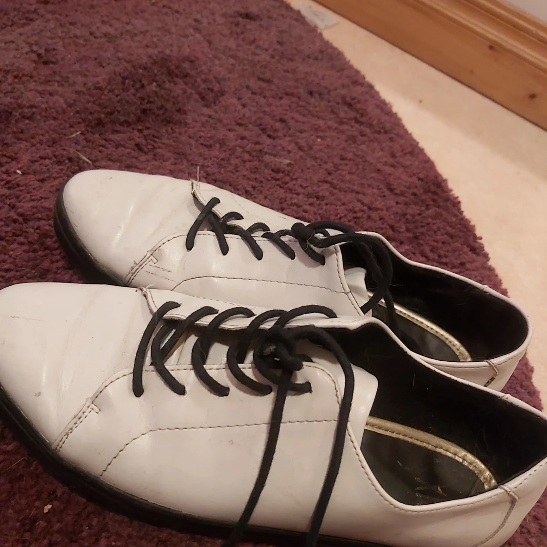 Vit-svarta kostymskor