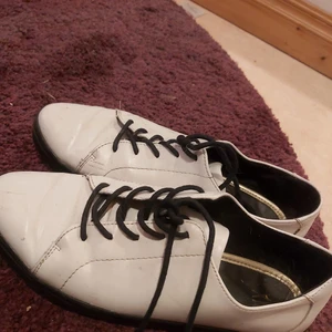 Vit-svarta kostymskor - Fina skor med elegant känsla, storlek 39 men passar som har 40. Lite kantstött i "lacken" på det vita annars i bra skick. 