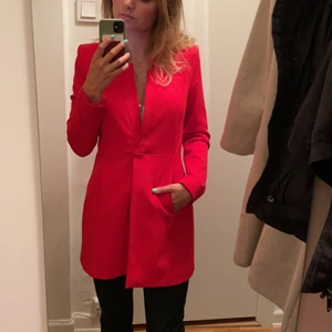 Röd kappa zara - Röd kappa från Zara som är använd 2 gånger. Säljer då jag ej använder den. 