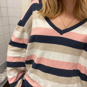 Stickad tröja - Stickad tröja som passar perfekt till hösten! Pris kan diskuteras vid snabb affär. Tröjan är i XXL men passar, perfekt oversized, på mig som S-XXS