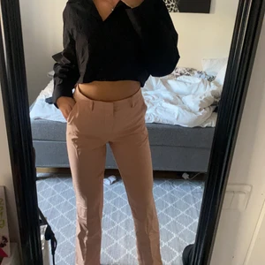 Lax rosa utsvängda kostymbyxor - Säljer dessa skitnsygga kostymbyxor som är lite utsvängda i färgen lax rosa, från bikbok. Dom är endast används vid 2-3 tillfällen så därför i nyskick (lite skrynkliga pga att dom legat i en garderob) 