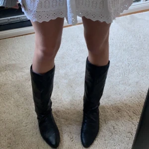 Cowboy boots - Svarta cowboy boots i skinn 🖤 köpta secondhand och är i strl 37! Fina men ganska slitna som man kan se på andra bilden. Köparen står för frakt