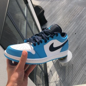 Jordan 1 Low Powder Blue Obsidion  - Har nyss köpt ett par skit snygga Jordan 1 som jag tyvärr behöver sälja för det är fel storlek. Har kvitto boxen och allt som ska med. Skriv gärna om intresserade. Jag kan åka och lämna eller mötas upp runt Sollentuna och Täby kankse Danderyd annars får man betala frakt.