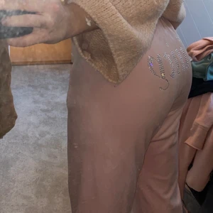 Juicy byxor - Säljer mina juicy couture byxor då jag har liknande fast en annan modell 💖💖💖💖 SÅ sköna. De hade frön början resor vid fotleden men klippte bort den så de blev raka istället. Passar mig som är 170cm☺️  200kr + 66kr frakt knappt använda då jag köpte ett par andra 