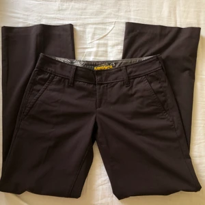 Miss 60 ligmidjade utsvängda kostymbyxor - Säljer dessa sjuuuukt snygga lågmidjade mörkbruna kostymbyxor från miss 60!! Köpte de på depop men var försmå på mig så säljer vidare. Sista bilden är lånad! Midjemåttet är 39 cm och innerbensmåttet är 79 cm.