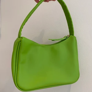 Grön axelväska - Superhärlig grön axelväska som tyvärr aldrig kommit till användning. Bredd: 24 cm. Höjd från botten till dragkedja: 15 cm. Köparen står för frakt