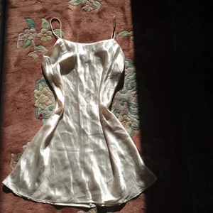 Satin klänning  - Säljer min satin klänning som är i mycket bra skick och passar till allt. Klänning är i mycket bra skick och passar s.