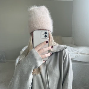 Mössa - Säljer denna fina mössa i beige. Har flera stycken så de säljs oanvända. Köparen står för frakt <3