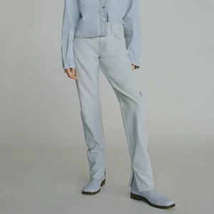 Zara jeans - Säljer dessa jättefina zara jeans med slits. De är avklippa längst ner för att passa en 160-165. Inga defekter❤️