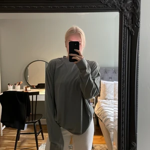 Långärmad tröja - Långärmad tröja köpt på asos märket Collusion. Aldrig använd pga för stor för mig. Grå. Stor i storleken