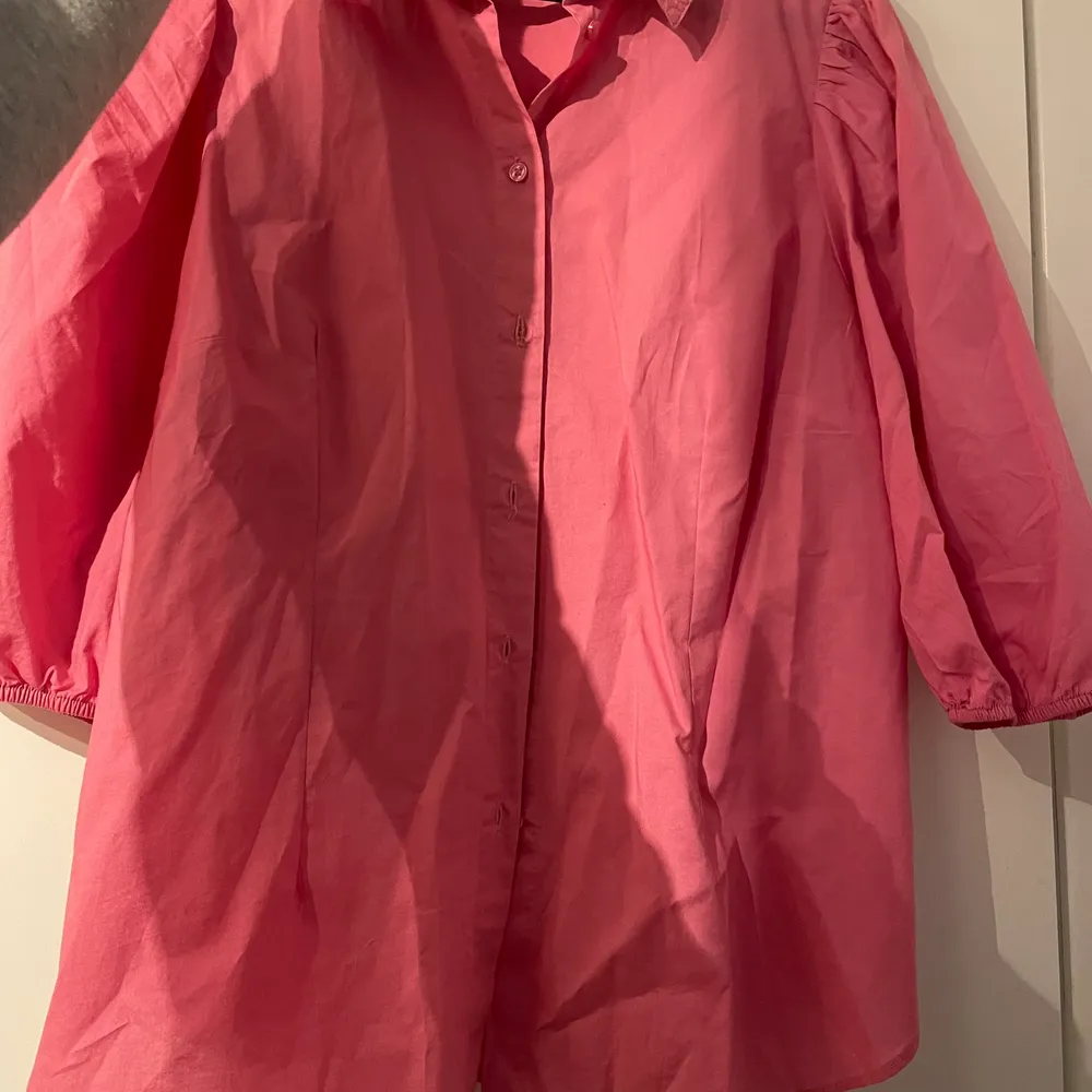 Pink blouse fitted at waist. Perfect condition!. Blusar.