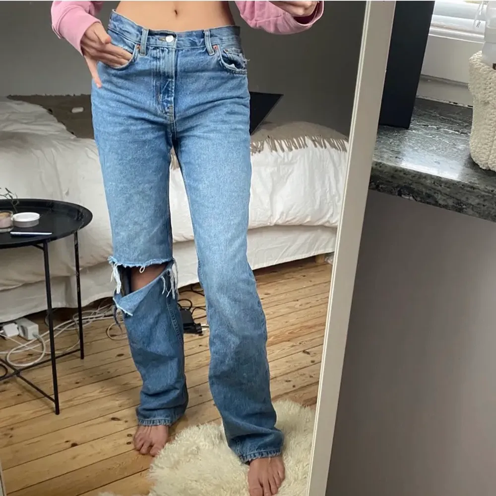 Säljer min as najs low waisted jeans ifrån zara som är slutsålda i storlek 36/34. Jeans & Byxor.