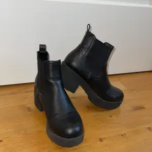 Svarta dra-på boots med resor och klack, perfekta till hösten. Priset excl frakten