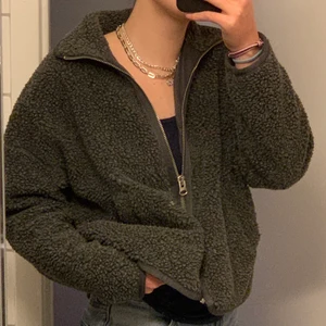 Grå Teddybear Jacka - Sjukt mysig jacka med dragkedja. Köpt från Weekday ett par år sedan för 450kr men har använt väldigt lite. Inga defekter eller fläckar, perfekt till hösten 🍁🍂Kontakta om du är intresserade eller har några frågor. 