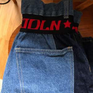 Ett par skit snygga Jaded London jeans som aldrig är använda. Jeansen har många coola detaljer och är i super bra kvalitet. Nypris ca 700, mitt pris >300kr +frakt! Buda om du är intresserad❤️