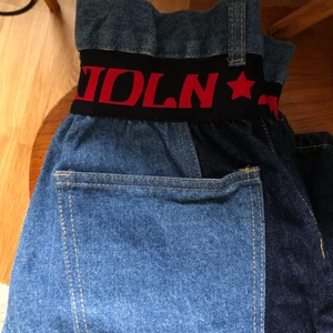 Jaded London jeans i nyskick - Ett par skit snygga Jaded London jeans som aldrig är använda. Jeansen har många coola detaljer och är i super bra kvalitet. Nypris ca 700, mitt pris >300kr +frakt! Buda om du är intresserad❤️