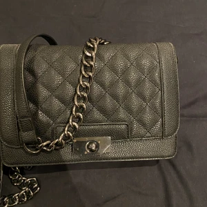 Skinn väska  - Snygg väska i skinn. Använd en gång, är i bra skick! 