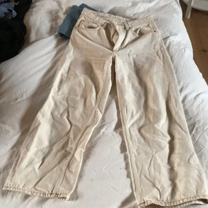 Monki jeans vita - Fint skick använt fåtal gånger, sälj pga ej används