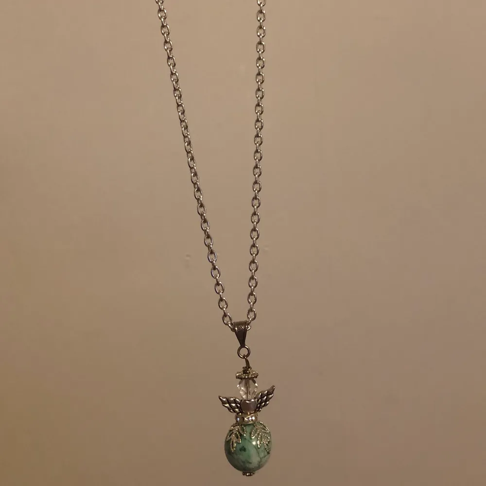 Ett handgjort, grön-marmor änglahalsband. Köptes i en liten butik i Island. Köparen står för frakten ifall den ska fraktas. . Accessoarer.