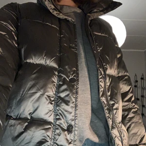 Jacka  - Silvrig puffer jacka från hm i mkt bra skick🥰