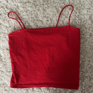 Rött linne  - Ett helt rött vanligt linne, Liten i strl 