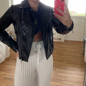 Skinnjacka Molly Bracken - Skinnjacka i skimmer skinn med silver detaljer, as snygg!