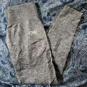 Iciw tights - Säljer dessa så fina iciw tights eftersom de inte kommer till användning, endast använda 1-2 gånger! Storleken är L men tycker mer att de är en stor S eller liten M, nypris är 699 och jag säljer de för 450. Skriv privat för frågor eller prisförslag! 🥰