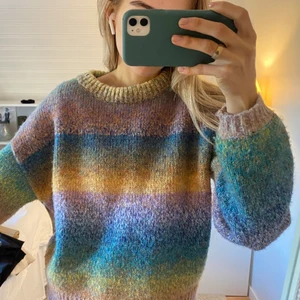 Stickad tröja! - Otroligt mjuk stickad tröja, flerfärgad och fin nu till hösten.🍁🍂 Storlek M men passar även mindre, jag har normalt XS. Den är Använd vid 2 tillfällen så den är inprincip som ny. Köpare står för frakt!