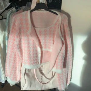 Stickad tröja med matchande topp - Storlek L men sitter som en M, aldrig använd och väldigt fin! 