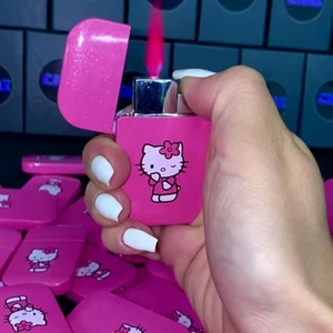 Tändare  - Så cool tändare med rosa låga. Jag kan fylla de med gas. 139  för en tändare💕