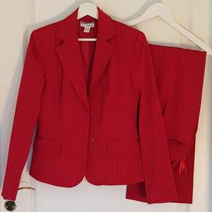 Märke Heine, röd kostym med vita ränder, kavaj med byxa, Storlek Small, byxor 36 med innermått ben ca 72cm