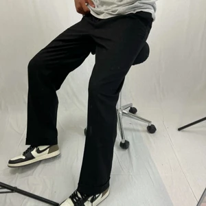 Kostymbyxor från selectdvintage - ALDIG ANVÄNDA, kostymbyxor i storlek 32/34 som sitter bra på, nypris 900