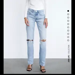 Säljer dessa jeans från zara som är använda 1 gång men ser helt oanvända ut. Säljer pga för stora💕 orginal pris 359 men säljer för 290.